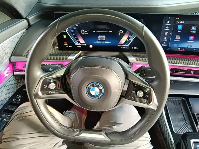 BMW i7 — Фото автомобиля 10