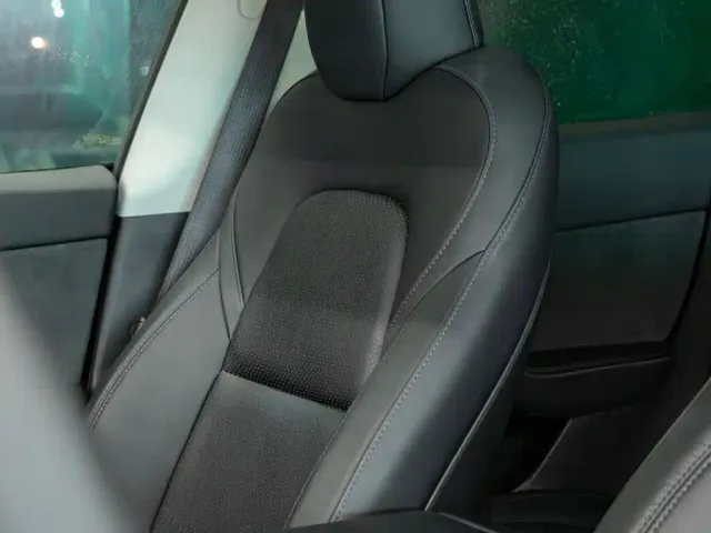 Tesla Model Y — Фото автомобиля 17