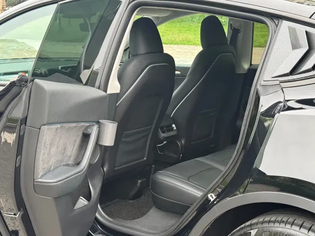Tesla Model Y — Фото автомобиля 17