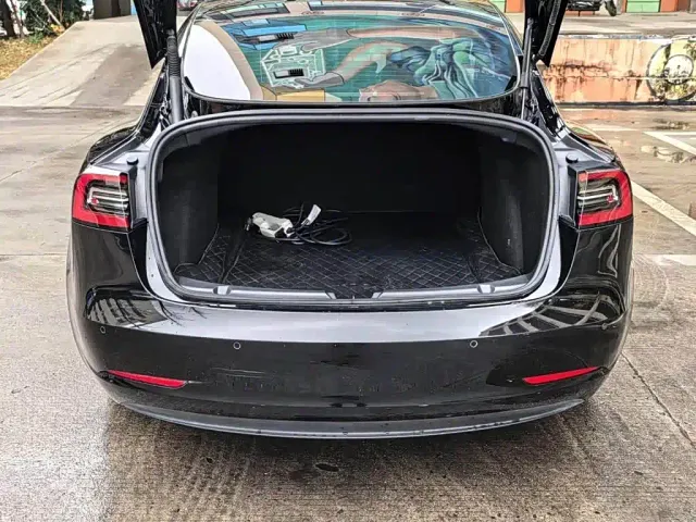 Tesla Model 3 — Фото автомобиля 12