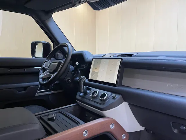 Land Rover Defender — Фото автомобиля 12