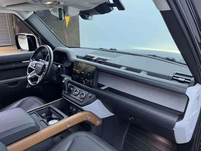 Land Rover Defender — Фото автомобиля 8