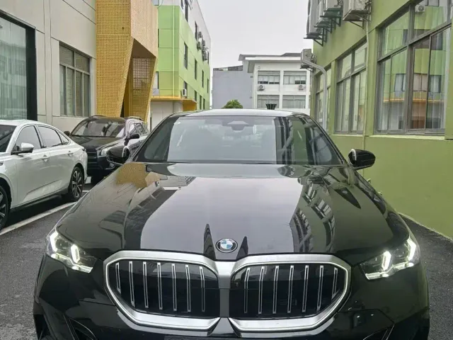 BMW 5 Series — Фото автомобиля 3