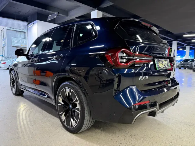 BMW iX3 — Фото автомобиля 11
