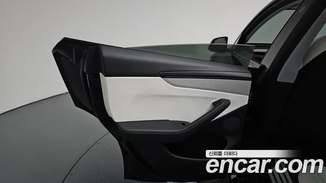 Tesla Model Y — Фото автомобиля 14