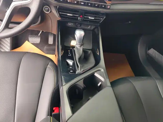 Roewe i5 — Фото автомобиля 16
