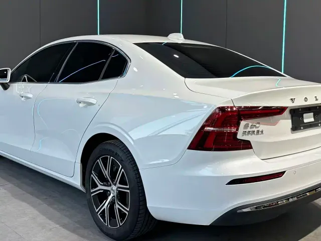 Volvo S60 — Фото автомобиля 8
