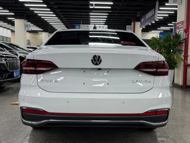 Volkswagen Lavida — Фото автомобиля 10