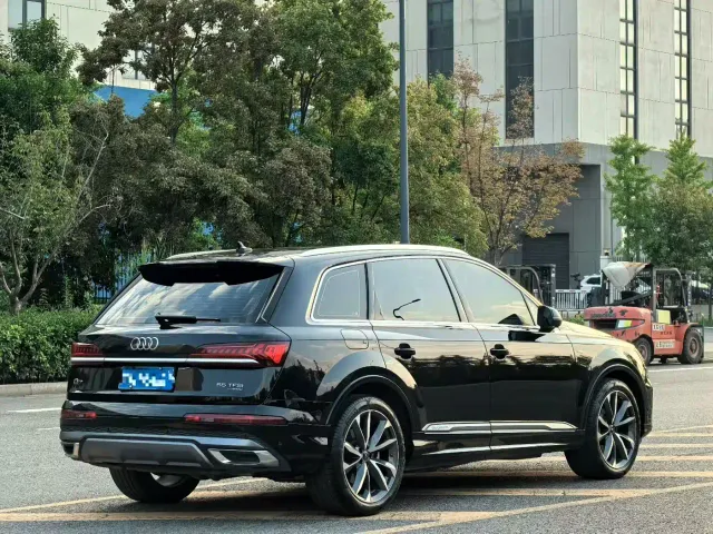 Audi Q7 — Фото автомобиля 9