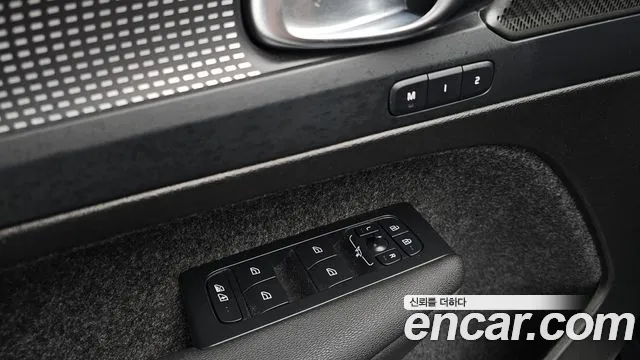 Вольво XC40 B4 Black Edition — Фото автомобиля 17