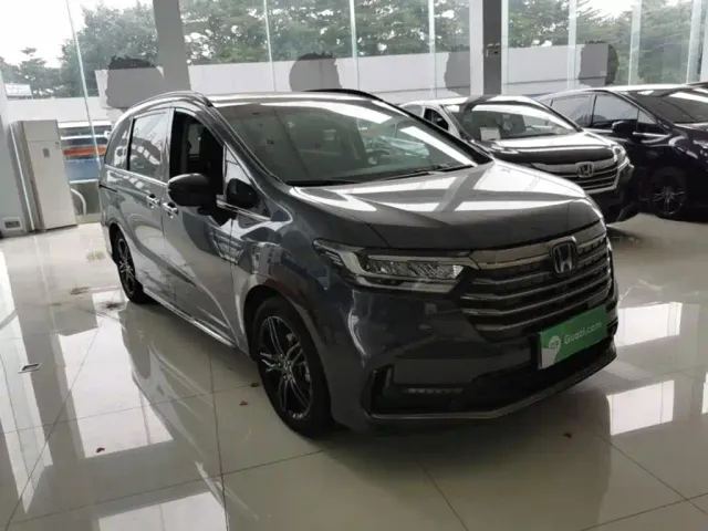 Honda Odyssey 2022 2.0L e:HEV Sharp Supreme Edition — Фото автомобиля 3