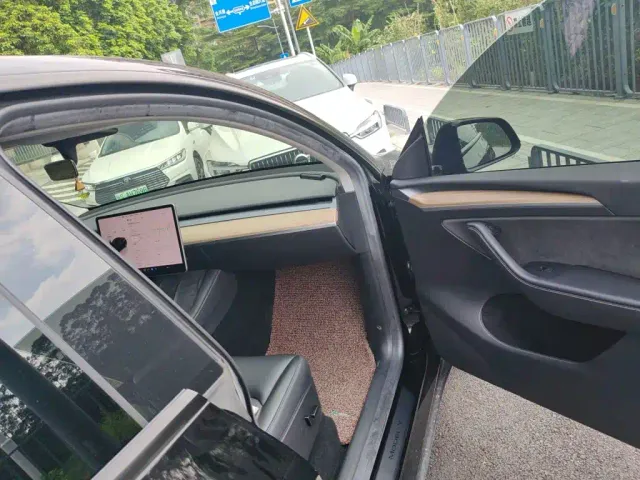 Tesla Model Y — Фото автомобиля 17
