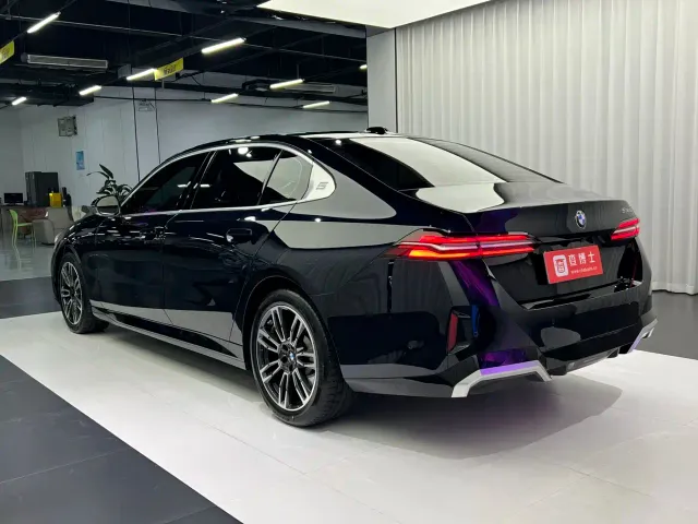 BMW 5 Series — Фото автомобиля 11