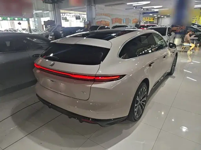 Nio ET5 Touring — Фото автомобиля 6