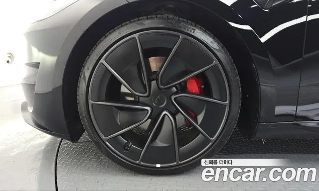 Tesla Model 3 — Фото автомобиля 5