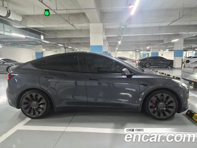Tesla Model Y — Фото автомобиля 2