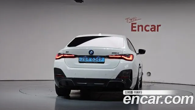BMW i4 — Фото автомобиля 4