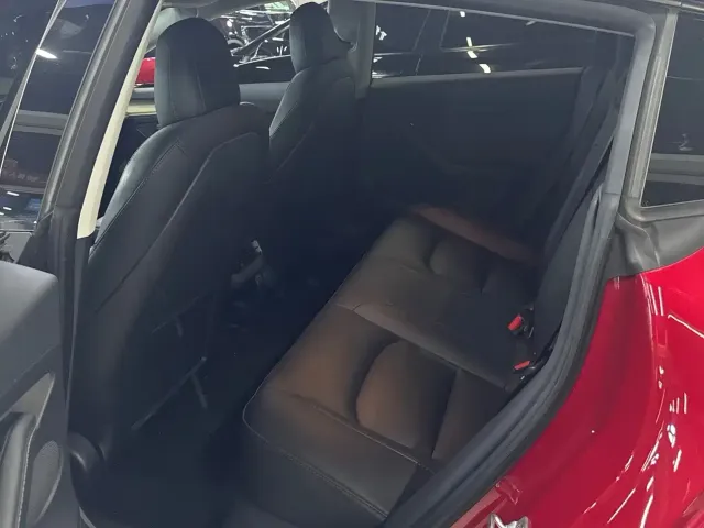 Tesla Model 3 — Фото автомобиля 10
