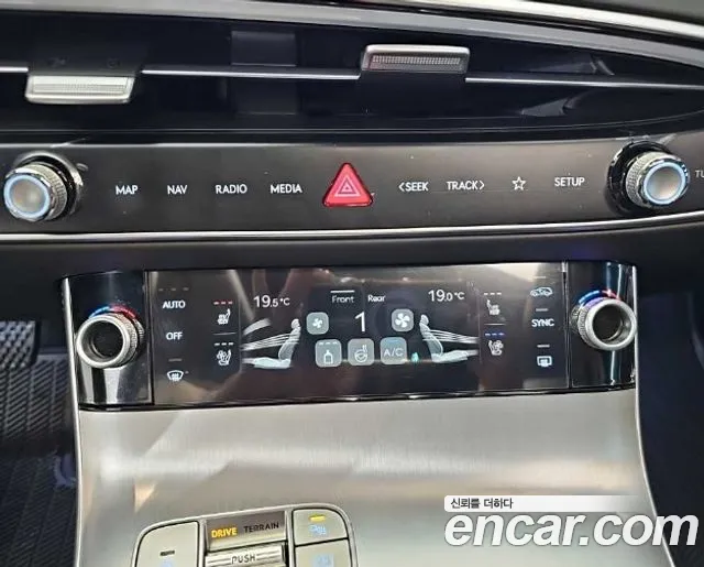 Genesis GV70 — Фото автомобиля 10