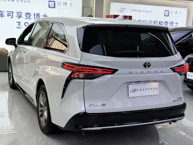 Toyota Sienna — Фото автомобиля 11