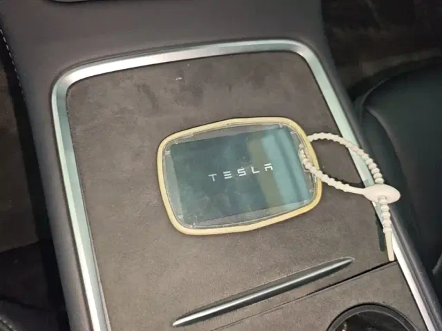 Tesla Model 3 — Фото автомобиля 8