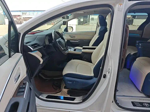 Toyota Sienna — Фото автомобиля 15