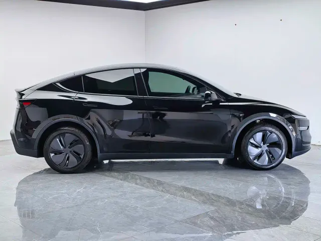 Tesla Model Y — Фото автомобиля 7