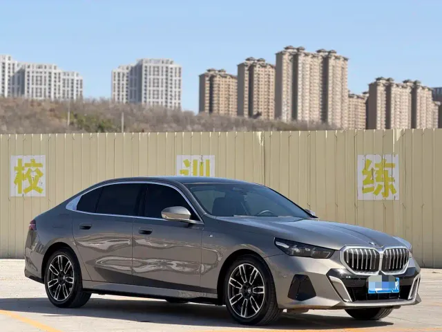 BMW 5 Series — Фото автомобиля 3