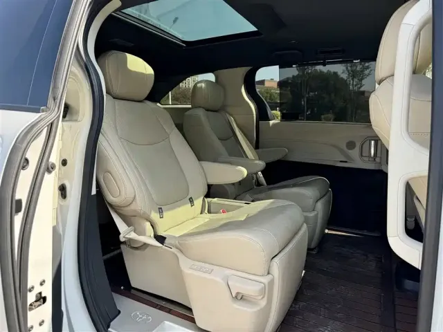Toyota Granvia 2022 2.5L Hybrid Noble Edition — Фото автомобиля 6