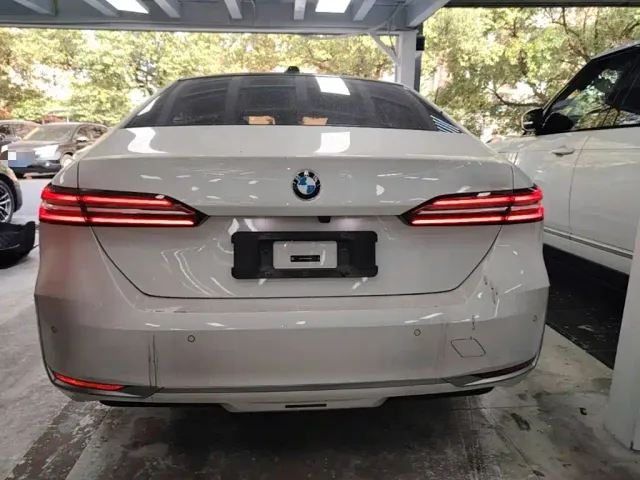 BMW 5 Series — Фото автомобиля 5