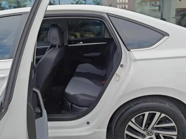 Volkswagen Lavida — Фото автомобиля 11