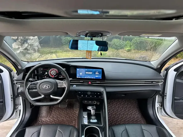 Hyundai Elantra 2022 1.5L CVT LUX Premium Edition — Фото автомобиля 9