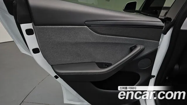 Tesla Model Y — Фото автомобиля 25