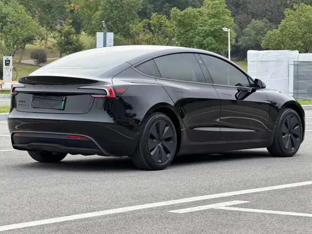 Tesla Model 3 — Фото автомобиля 5