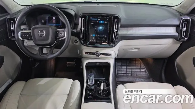 Volvo XC40 — Фото автомобиля 10