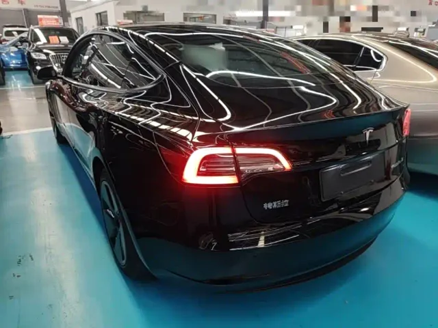 Tesla Model 3 — Фото автомобиля 4