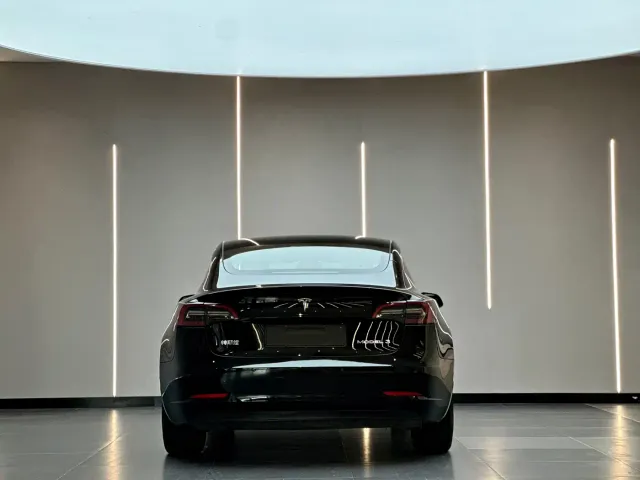 Tesla Model 3 — Фото автомобиля 9