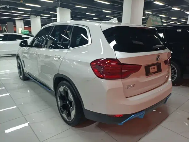 BMW iX3 — Фото автомобиля 4
