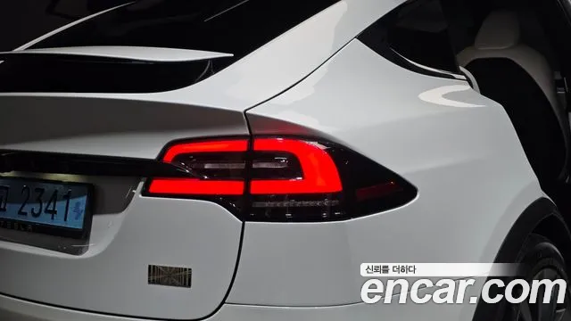 Tesla Model X — Фото автомобиля 23