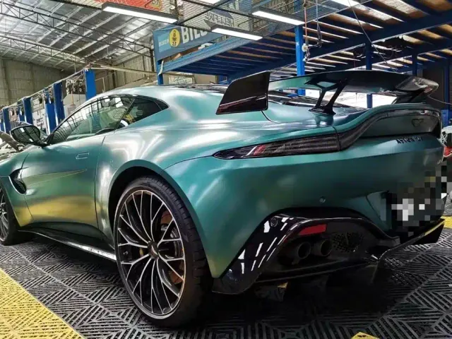 Aston Martin V8 Vantage — Фото автомобиля 4