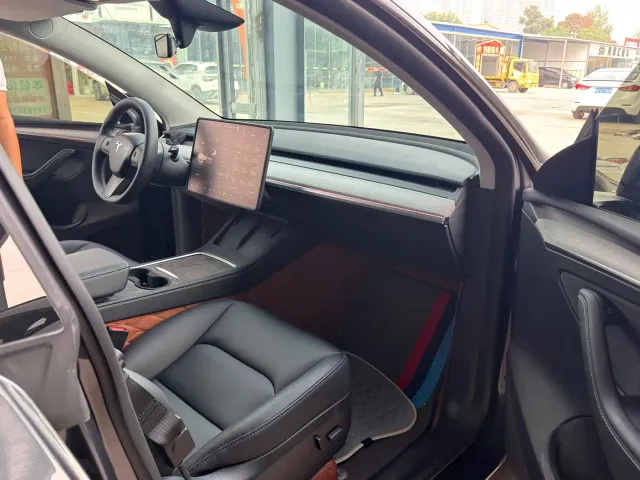 Tesla Model Y — Фото автомобиля 8