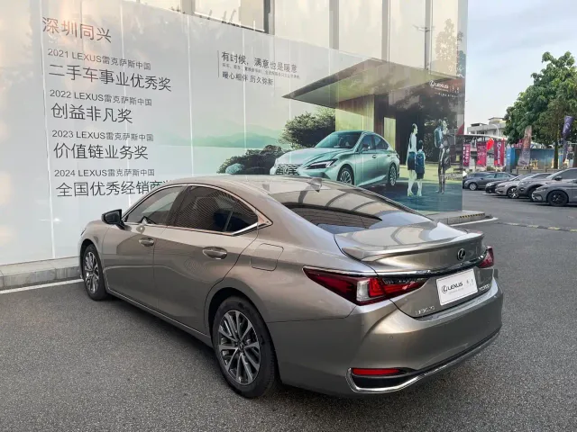 Lexus ES — Фото автомобиля 16
