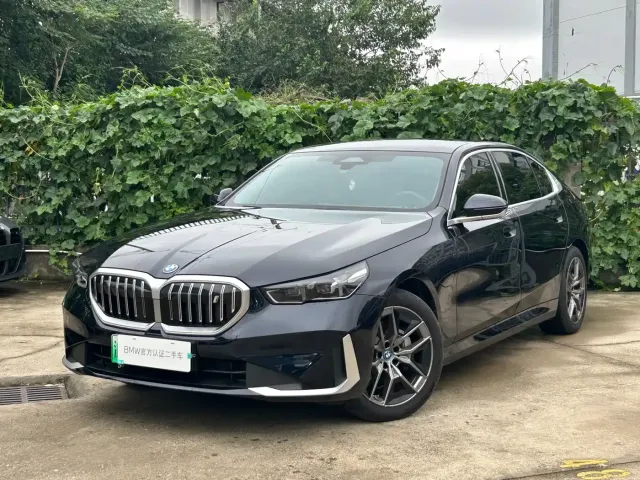 Фотография автомобиля — BMW i5