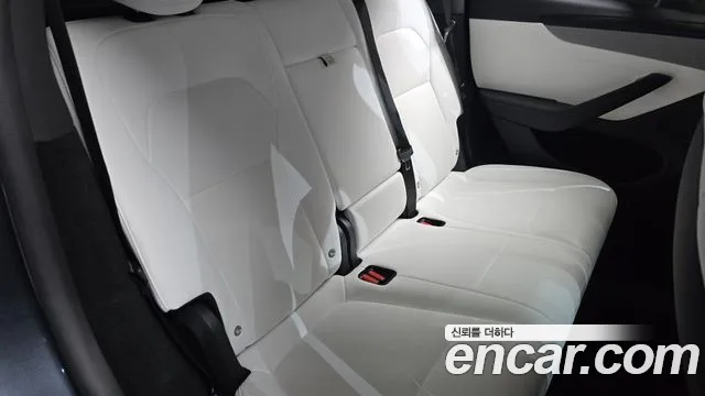 Tesla Model Y — Фото автомобиля 11