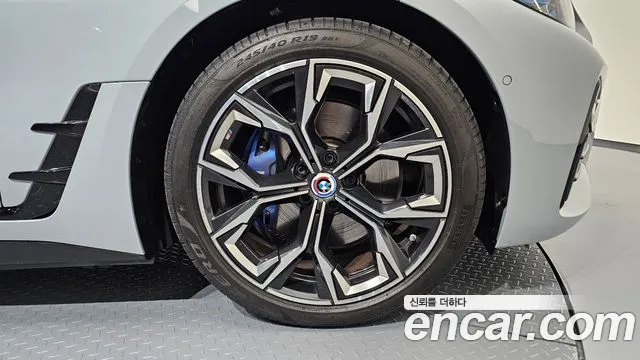 BMW i4 — Фото автомобиля 19