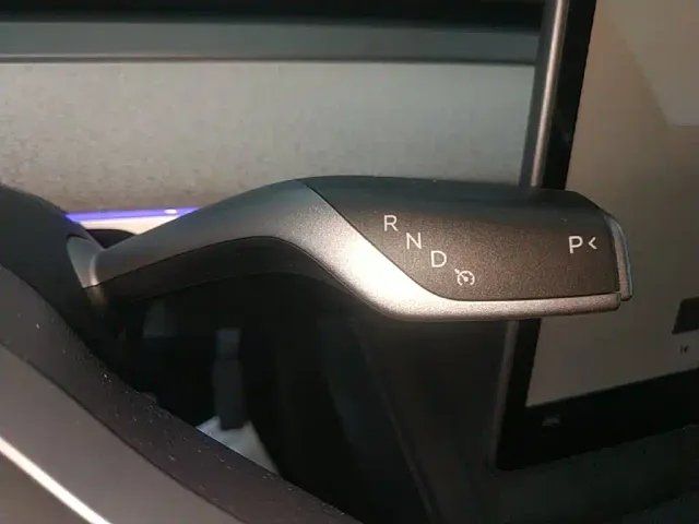 Tesla Model Y — Фото автомобиля 13