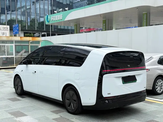 Li Auto MEGA — Фото автомобиля 17