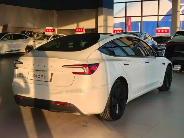 Tesla Model 3 — Фото автомобиля 5
