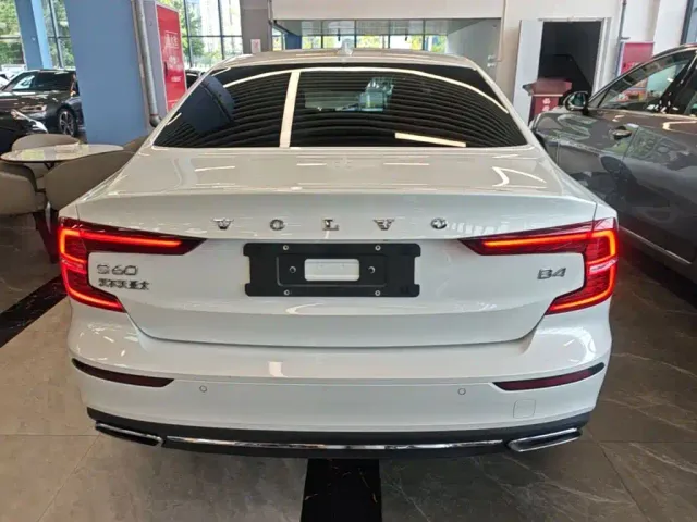 Volvo S60 — Фото автомобиля 5