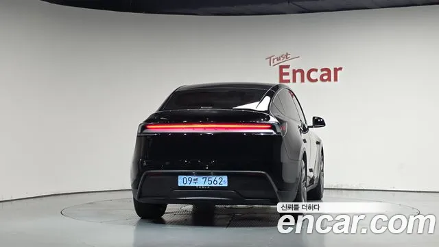 Tesla Model Y — Фото автомобиля 3
